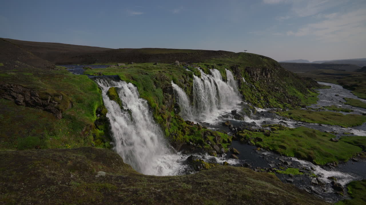 famosa cascada de blafjallakvisl durante el día en el sur de islandia