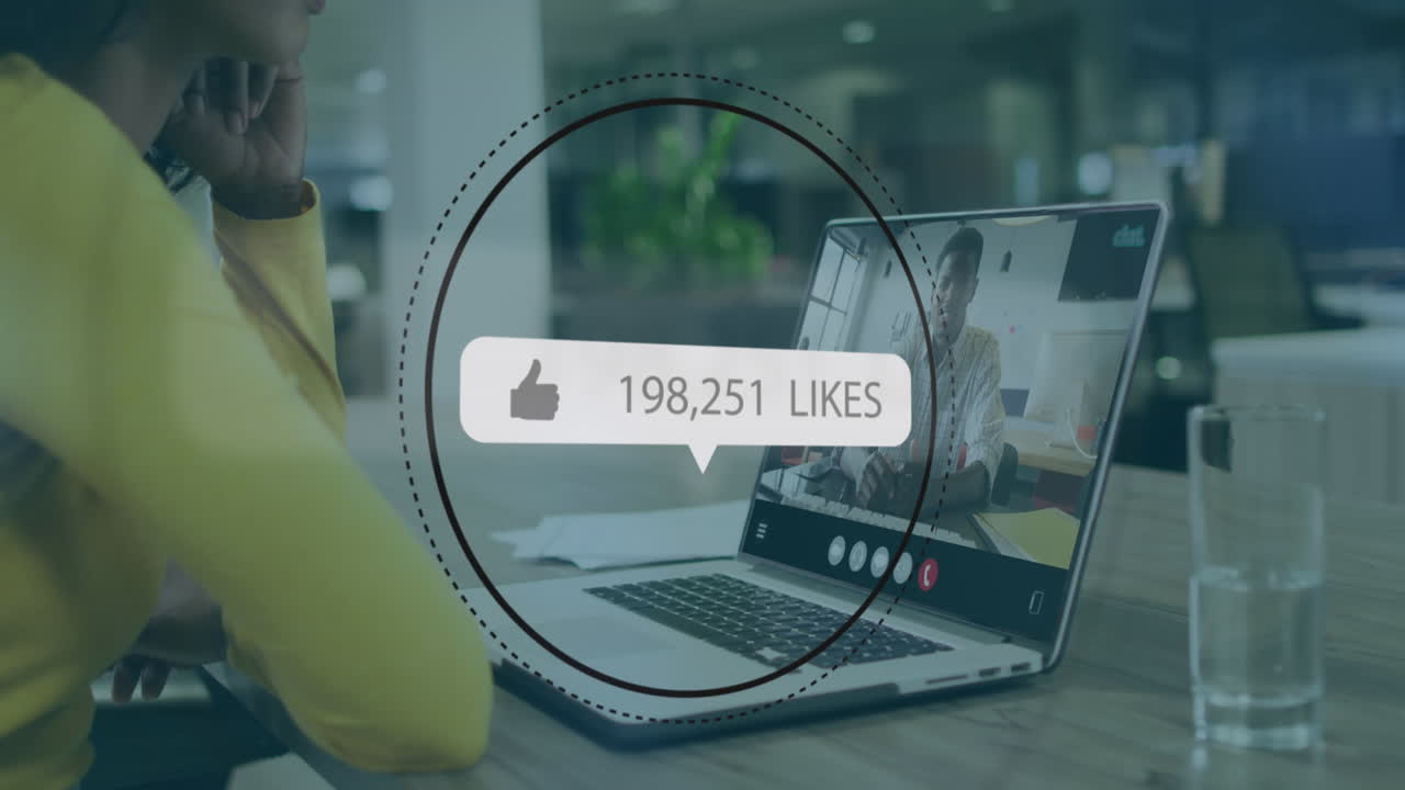 animación de como icono, número creciente, mujer afroamericana en video llamada con un hombre a través de la computadora portátil