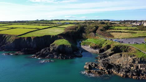 Luftfliegen-In-Newtown-Cove-Swimming-Beach-In-Waterford,-Irland-An-Einem-Sonnigen-Tag