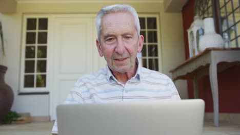 Hombre-Caucásico-Mayor-Usando-Una-Computadora-Portátil-Para-Video-Chat