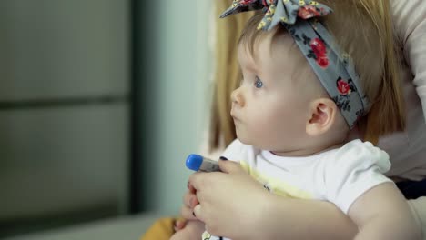 la hija se sienta en el regazo de una joven madre