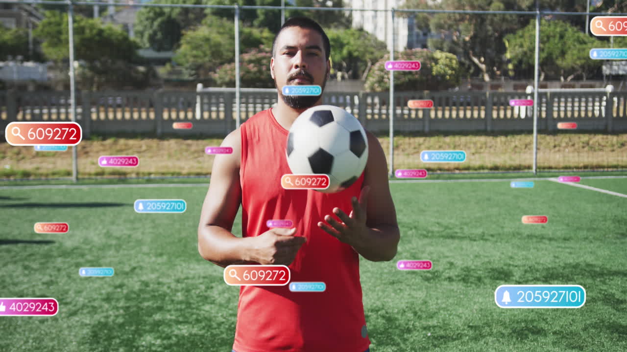 animación de barras de notificación sobre un jugador biracial sonriente haciendo malabarismos con una pelota de fútbol en el suelo