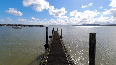 Reluciente-Océano-Azul-Cielo-Tranquilidad-Lapso-De-Tiempo-Embarcadero-De-Madera-Costa-Marina-Vista