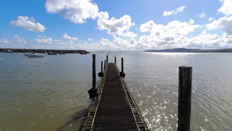 reluciente océano azul cielo tranquilidad lapso de tiempo embarcadero de madera costa marina vista