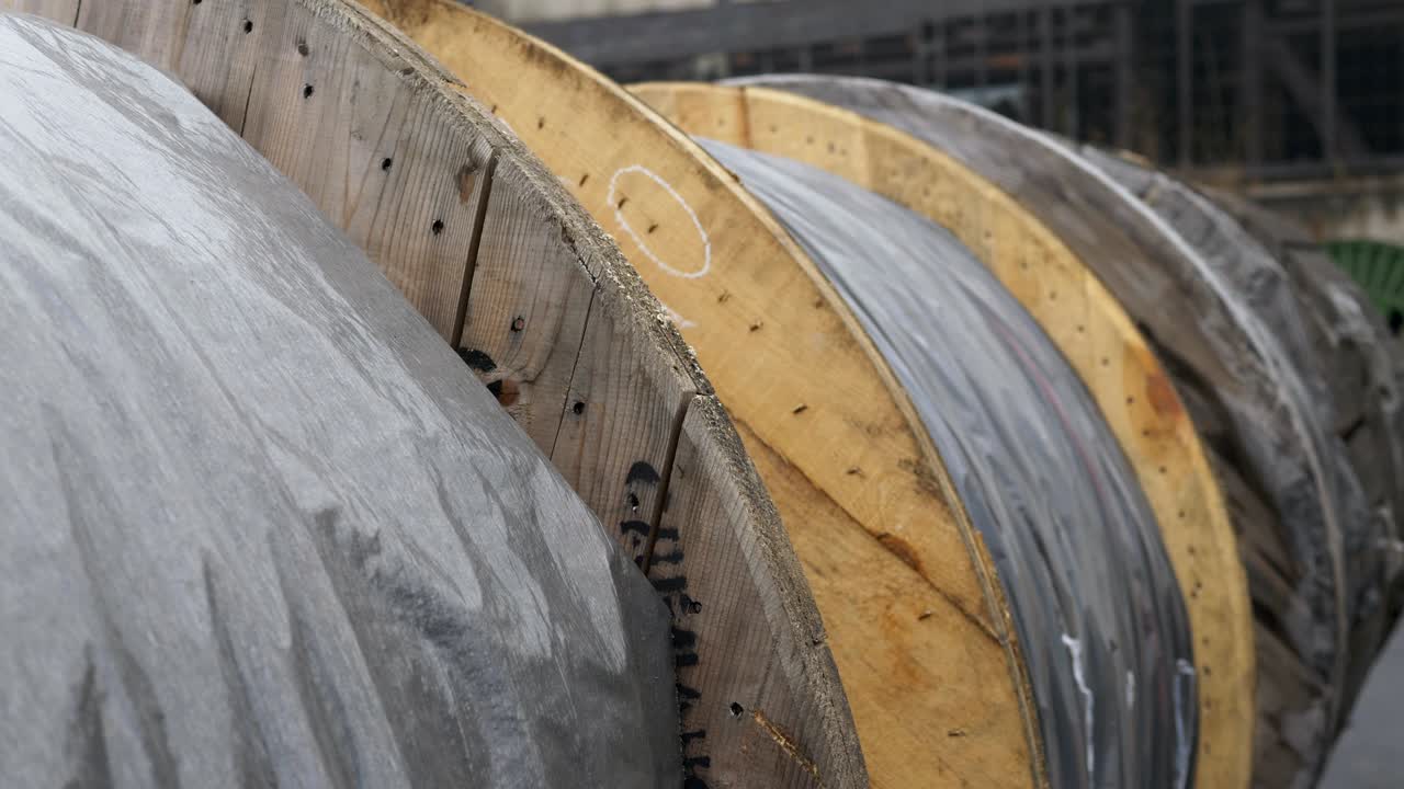 las filas preparadas para el transporte de un enorme carrete de cable eléctrico en la planta de cables.