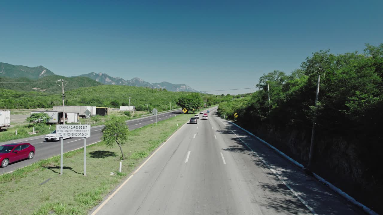 항공 - 산티아고, 누에보 레온, 멕시코로 가는 도로 고속도로, 고속 전진