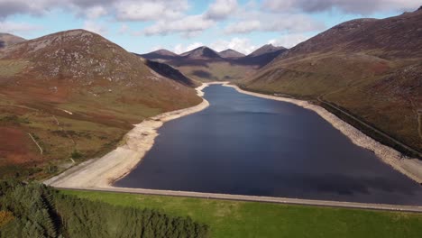 Vista-Aérea-Del-Embalse-Del-Valle-Silencioso-En-Un-Día-Soleado,-Condado-De-Down,-Irlanda-Del-Norte