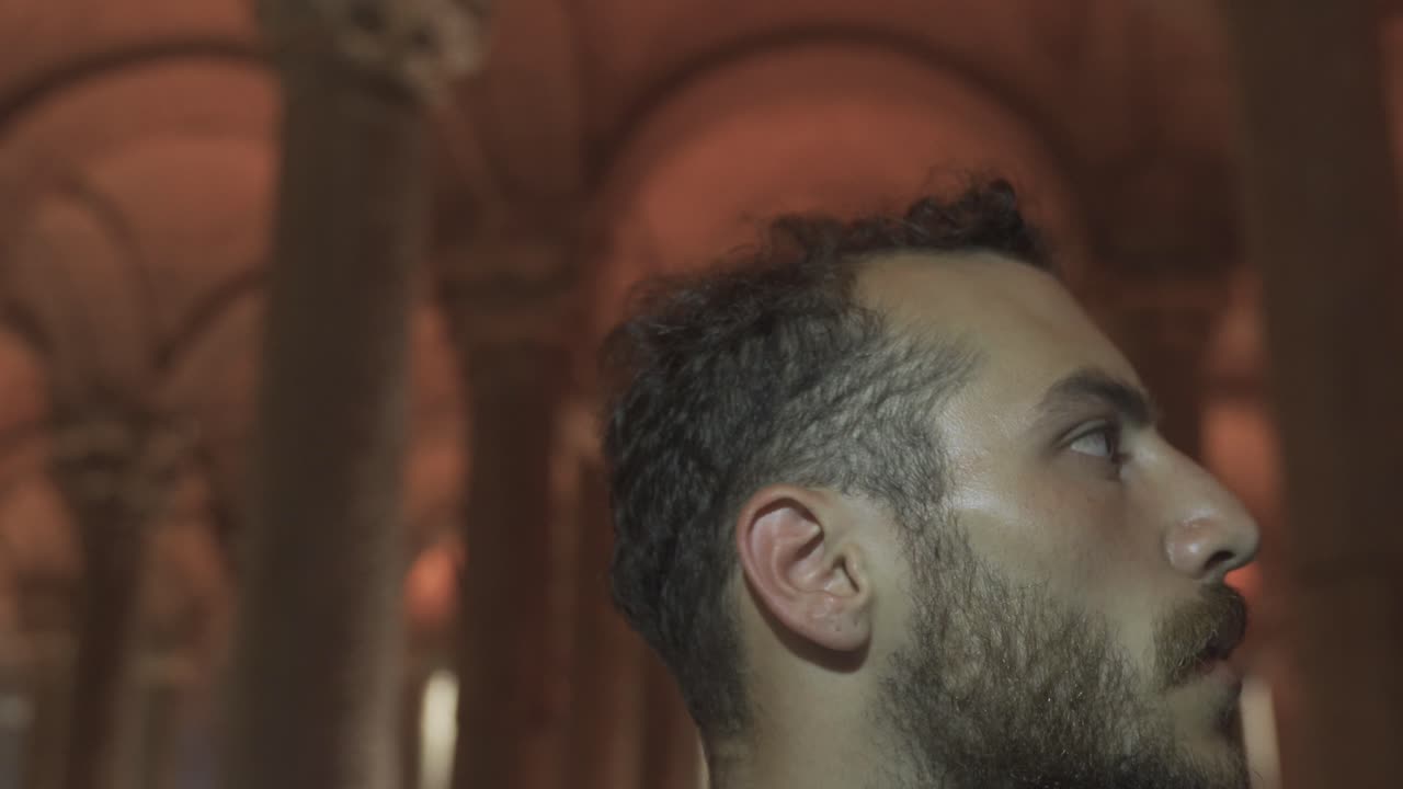 el joven abre los ojos. está soñando.