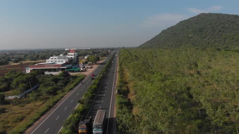 Fliegen-über-Die-Autobahn-In-Indien,-Während-Autos-Und-Busse-Unten-Vorbeifahren