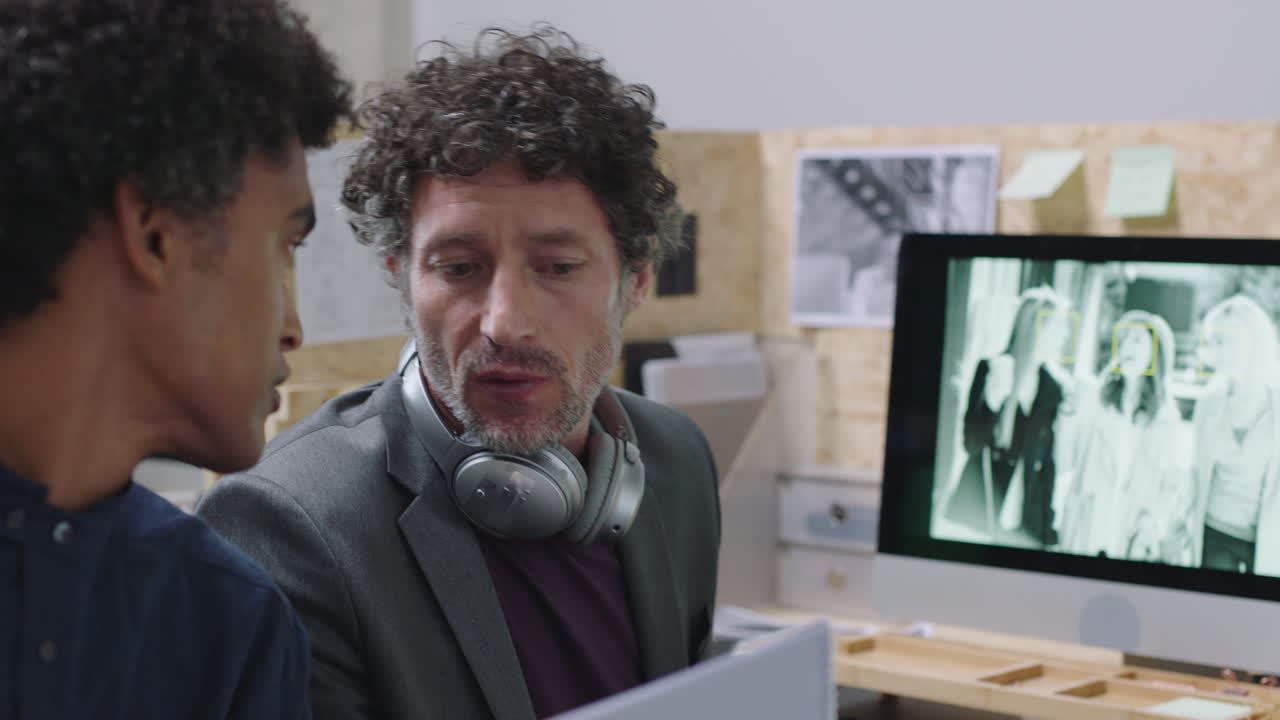 equipo creativo de ingenieros desarrollando tecnología moderna innovadora haciendo lluvia de ideas sobre futuros proyectos de investigación y desarrollo compartiendo ideas colaborando en un lugar de trabajo de oficina ocupado