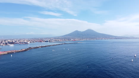 el majestuoso monte vesubio visto a través del golfo de nápoles en campania, italia