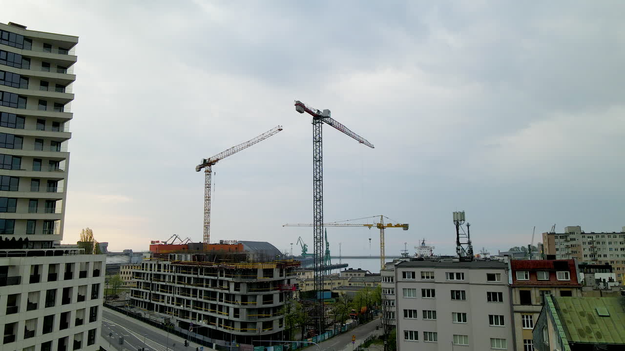 toma aérea de un gran complejo de apartamentos construido en un sitio de construcción en gdynia, polonia