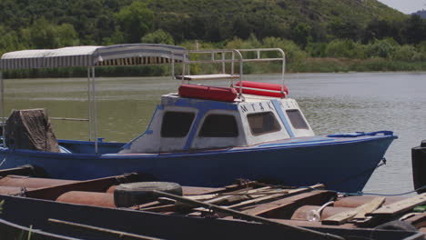 Alter-Hölzerner-Bootssteg-Im-Fluss-Mit-Ruhigem-Wasser