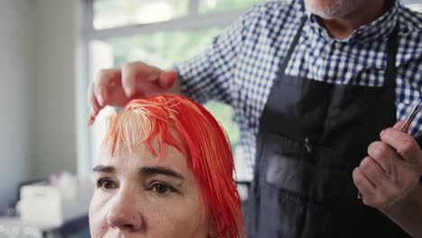 vista frontal de una mujer con el cabello peinado por un peluquero