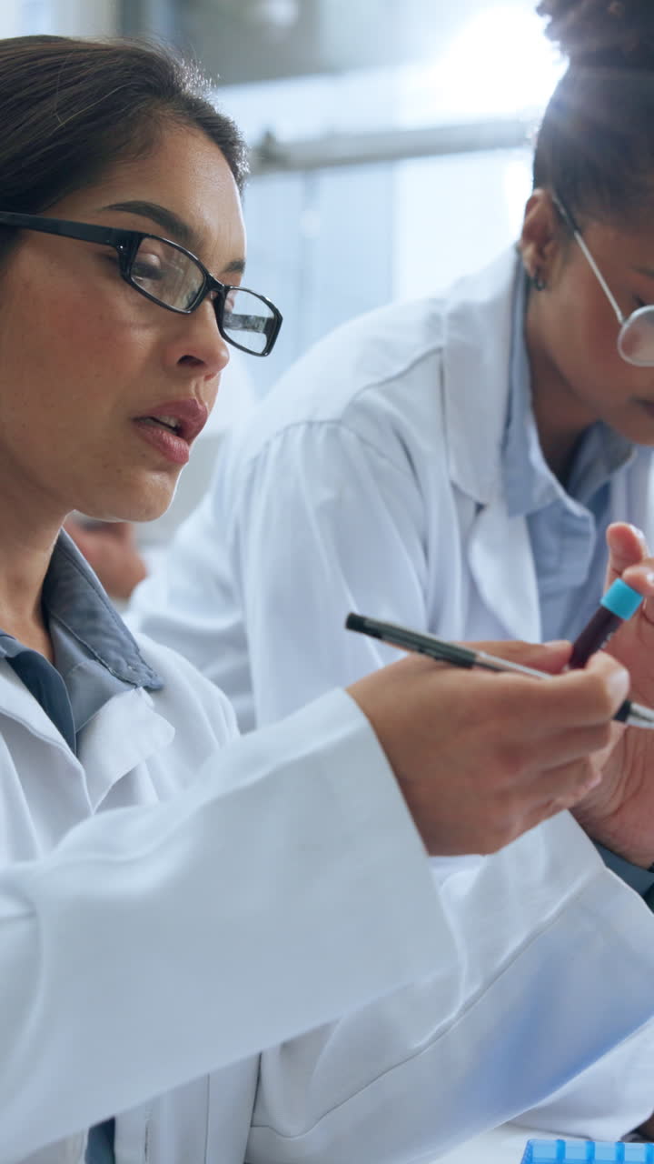Scienziata concentrata che prende appunti in un laboratorio di ricerca