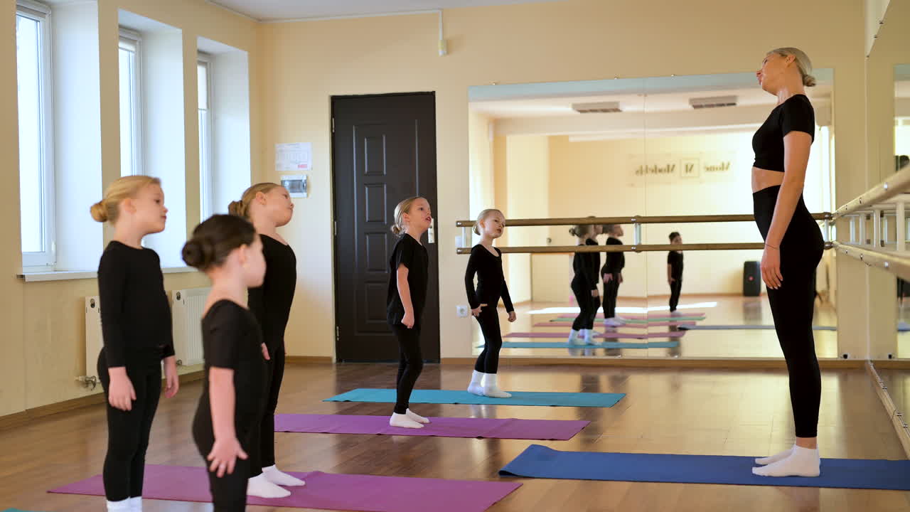 클래식 댄스 수업에 있는 아이들