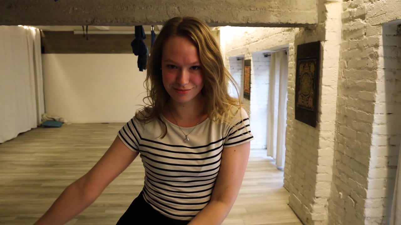 재능있는 십대 여성 댄서 춤을 닫습니다