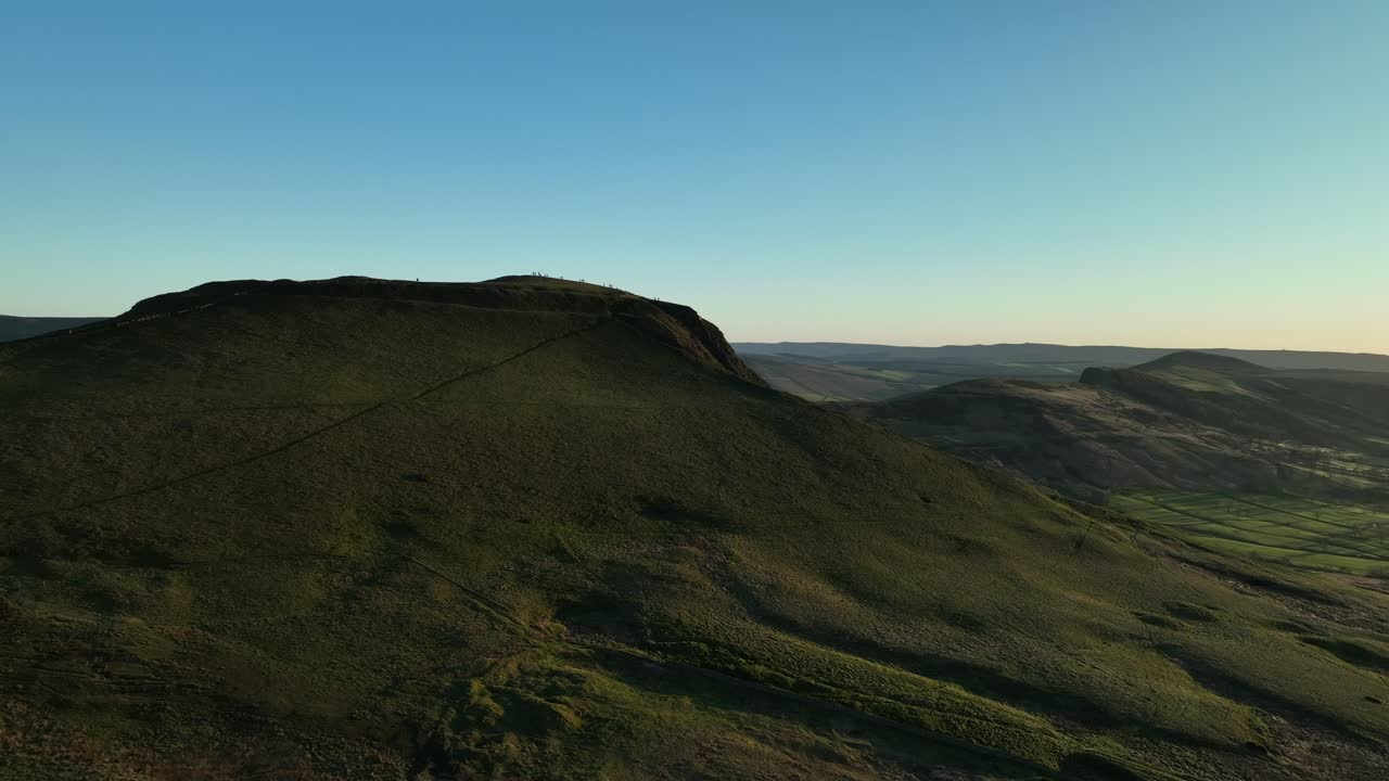 Ampia vista aerea di Mam Tor e della Great Ridge all'alba nel Peak District, Regno Unito
