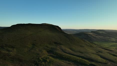 Amplia-Vista-Aérea-De-Mam-Tor-Y-La-Gran-Cordillera-Al-Amanecer-En-El-Distrito-De-Los-Picos,-Reino-Unido