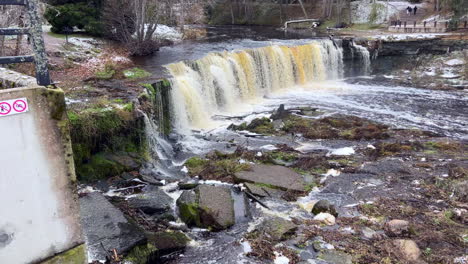 Agua-Marrón-Espumosa-Cascada-De-Keila-Estonia