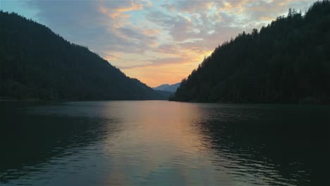 fondo de montaña de la naturaleza canadiense durante el colorido atardecer-4