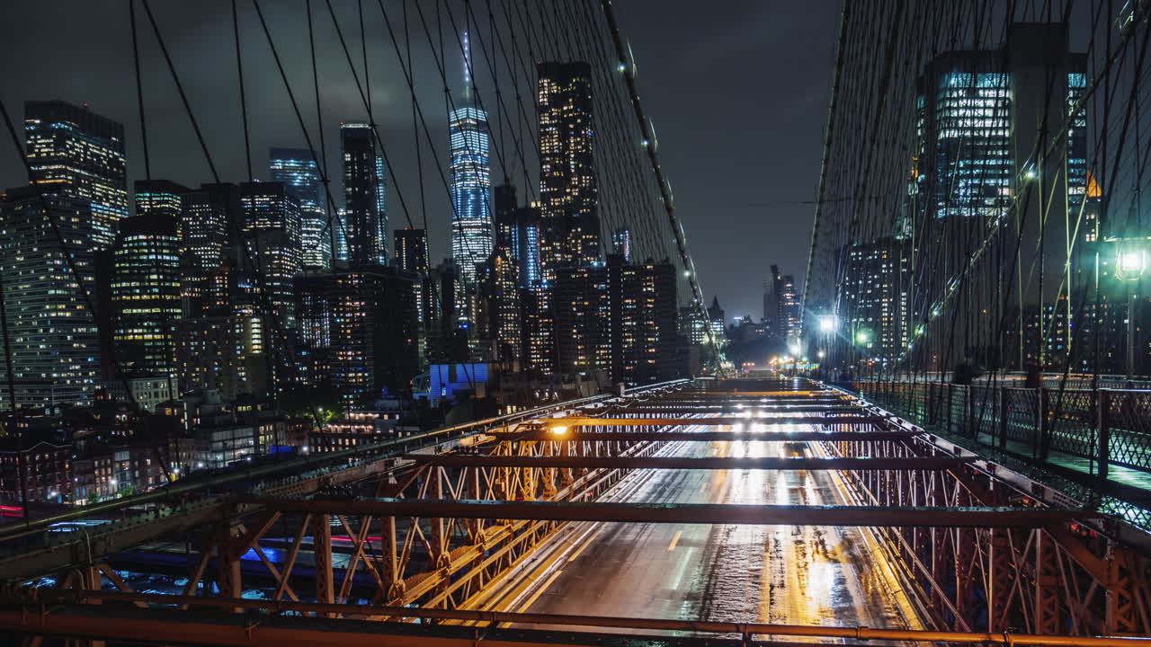 Pioggia a New York, auto nel traffico sul famoso Ponte di Brooklyn