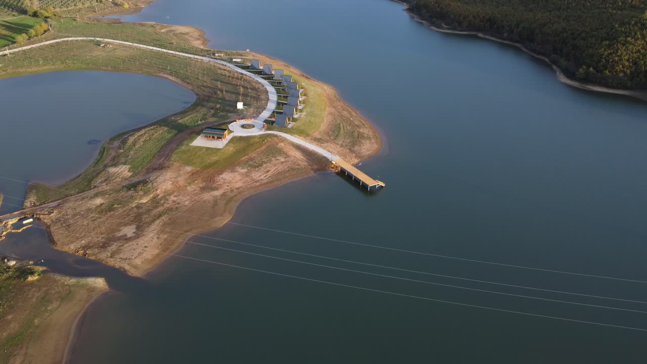 84개의 카르스트 호수에서 흘러나오는 둠레(dumre) 지역의 도시인 알바니아의 벨시(belshi)는 진정한 관광을 위한 준비가 되어 있지 않습니다.