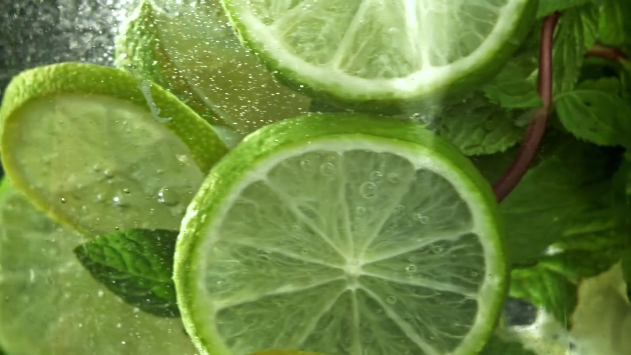 Bevanda rinfrescante al lime e menta con bollicine effervescenti