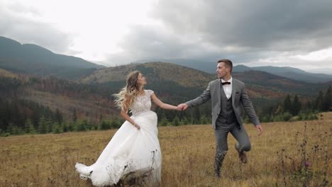 romantic wedding photoshoot in the mountains