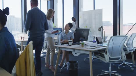 Mujeres-Trabajando-En-La-Computadora-En-La-Oficina