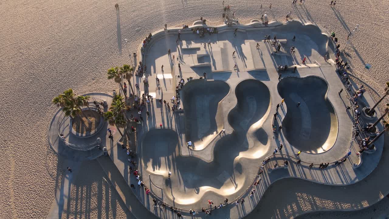 베니스 비치 스케이트 공원에 있는 사람들의 공중 전망, 미국 로스앤젤레스의 일몰 - 기울기, 드론 샷