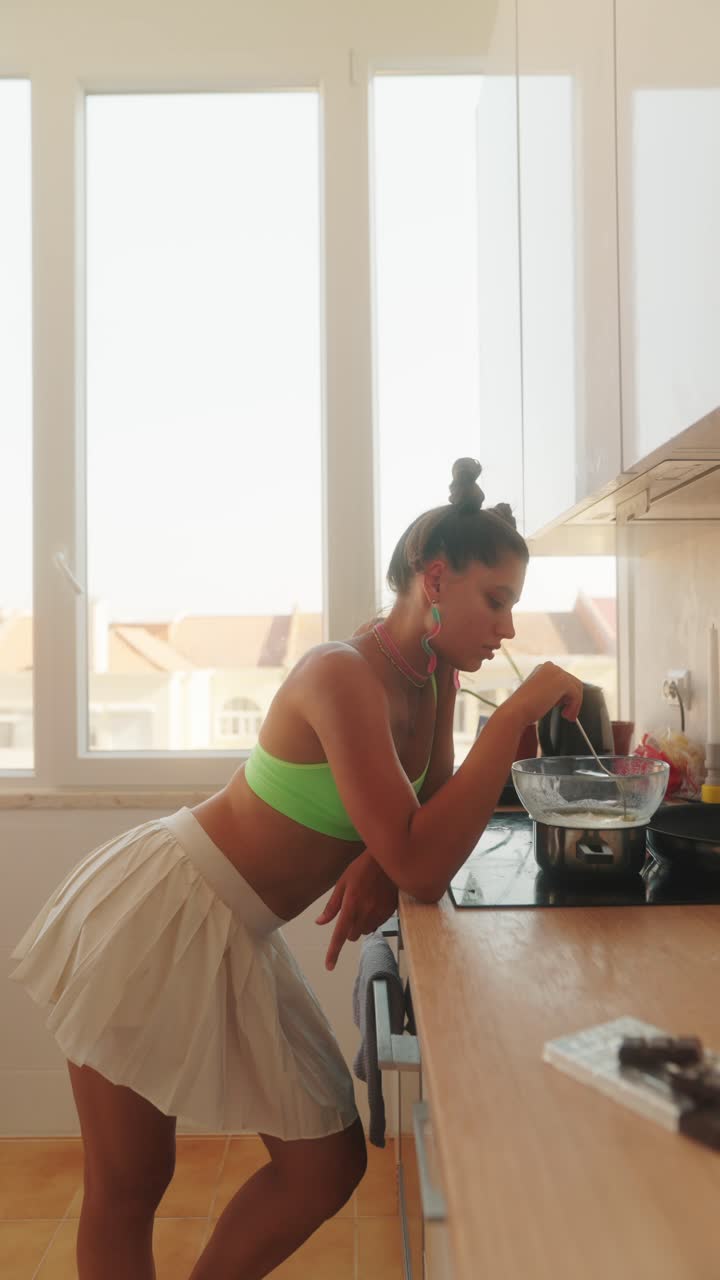 Donna che cucina in cucina