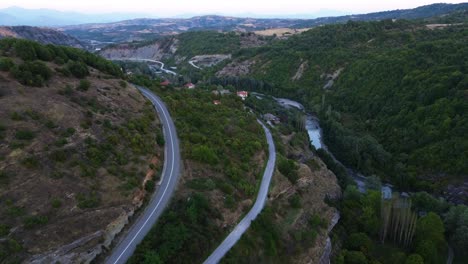un recorrido aéreo panorámico de la aldea de nestorio, en grecia, a orillas del río