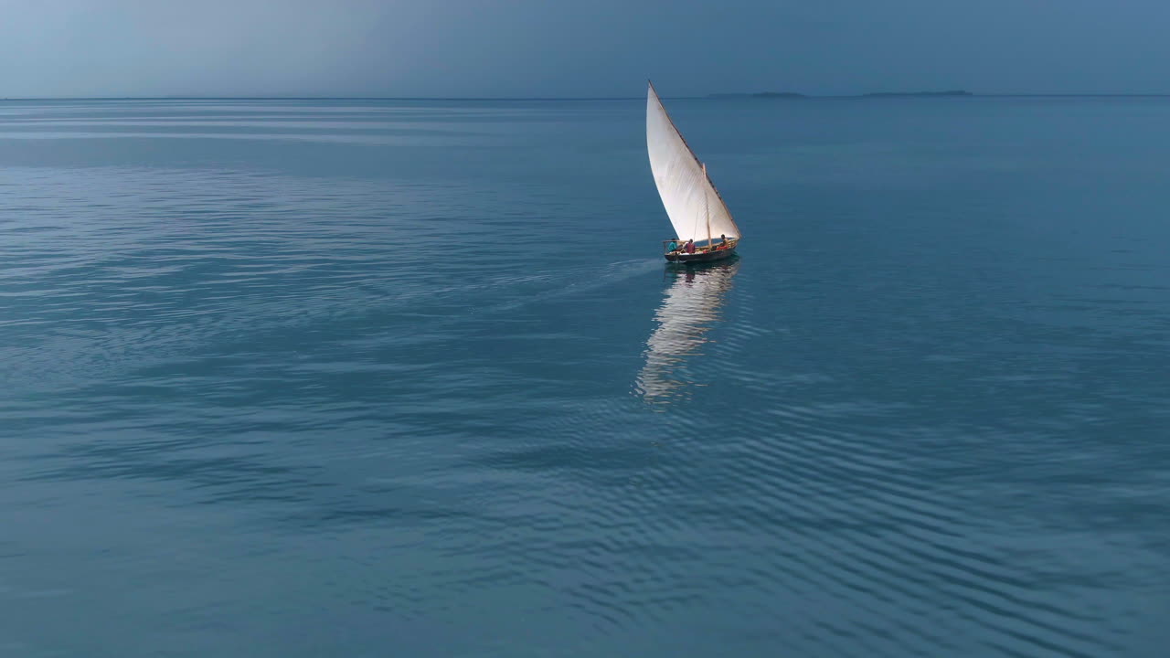 antena de nubes oscuras y barco solitario en el océano