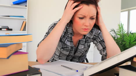 estudiante agotado trabajando