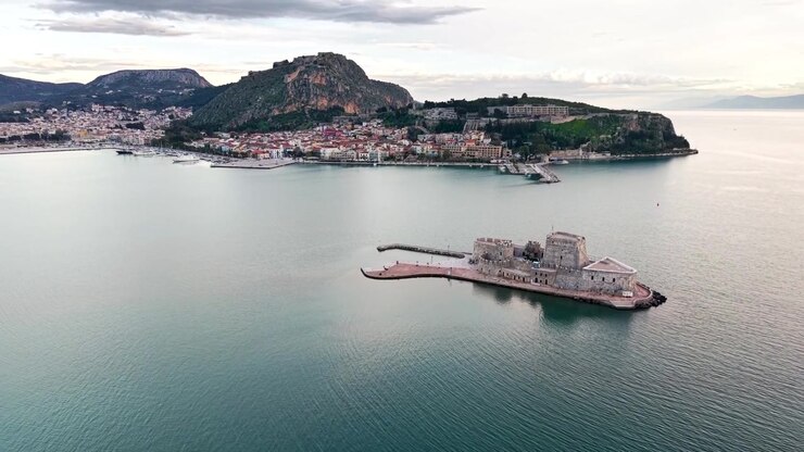 Vista aérea da Fortaleza de Bourtzi e da Cidade de Nafplio, Peloponeso, Grécia.