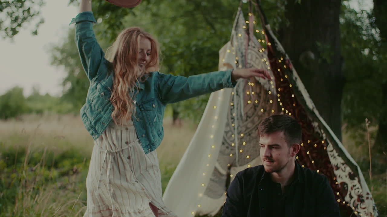 야외에서 포옹하면서 웃고 웃는 현대적인 소박한 커플 10