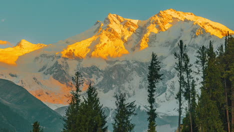 las avalanchas se deslizan por la montaña en un lapso de tiempo de la puesta de sol a través de nanga parbat