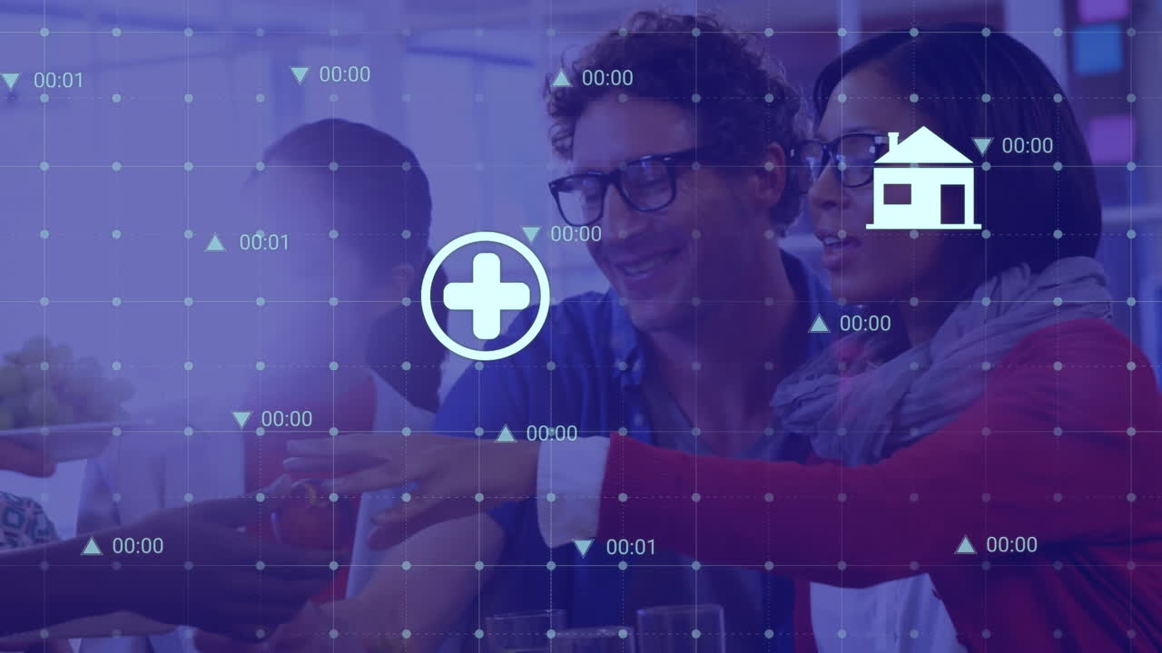 animación de múltiples iconos digitales contra diversos colegas que desayunan juntos en la oficina.