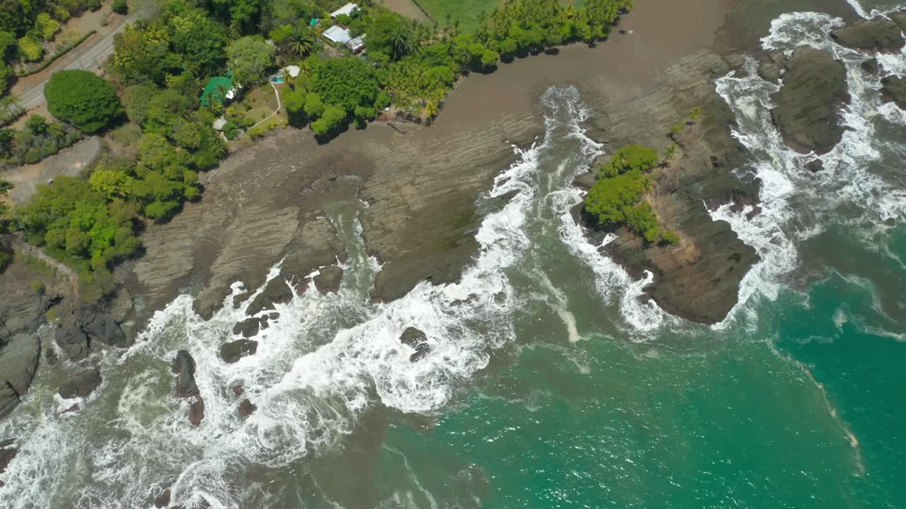 ⁇ 은 날 에 코스타리카 의 열대 해안 에 있는 아만시오 바위 형성