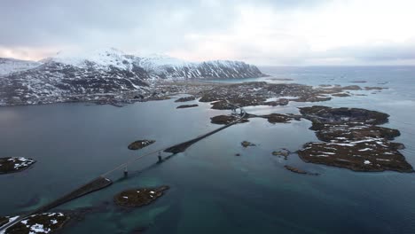 Vista-Aérea-Reverencia-Del-Puente-Del-Archipiélago-De-Las-Islas-Lofoten---Noruega---Drone-4k