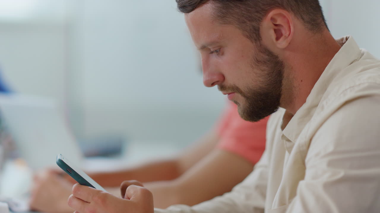 hombre confiado mirando la pantalla del teléfono móvil. hombre de negocios usando una oficina de teléfono inteligente