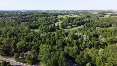 Vista-Aérea-De-Un-Campo-De-Golf-Ubicado-En-Un-Vecindario-De-Halton-Hills