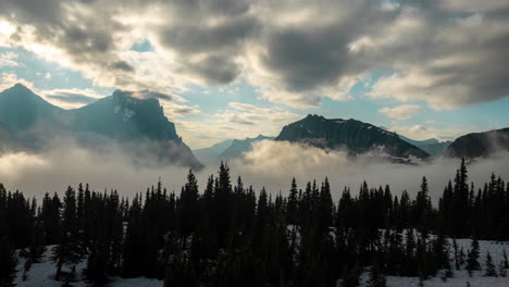 Timelapse-De-Nubes-Y-Ondas-De-Niebla-Sobre-Los-Picos-De-Las-Montañas-Y-El-Valle-Del-Parque-Nacional-De-Los-Glaciares,-Montana,-Ee.uu.