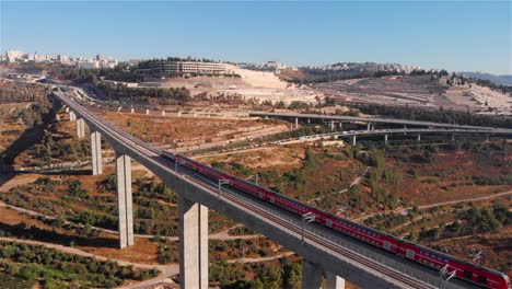 puente de cruce de trenes de alta velocidad en jerusalén