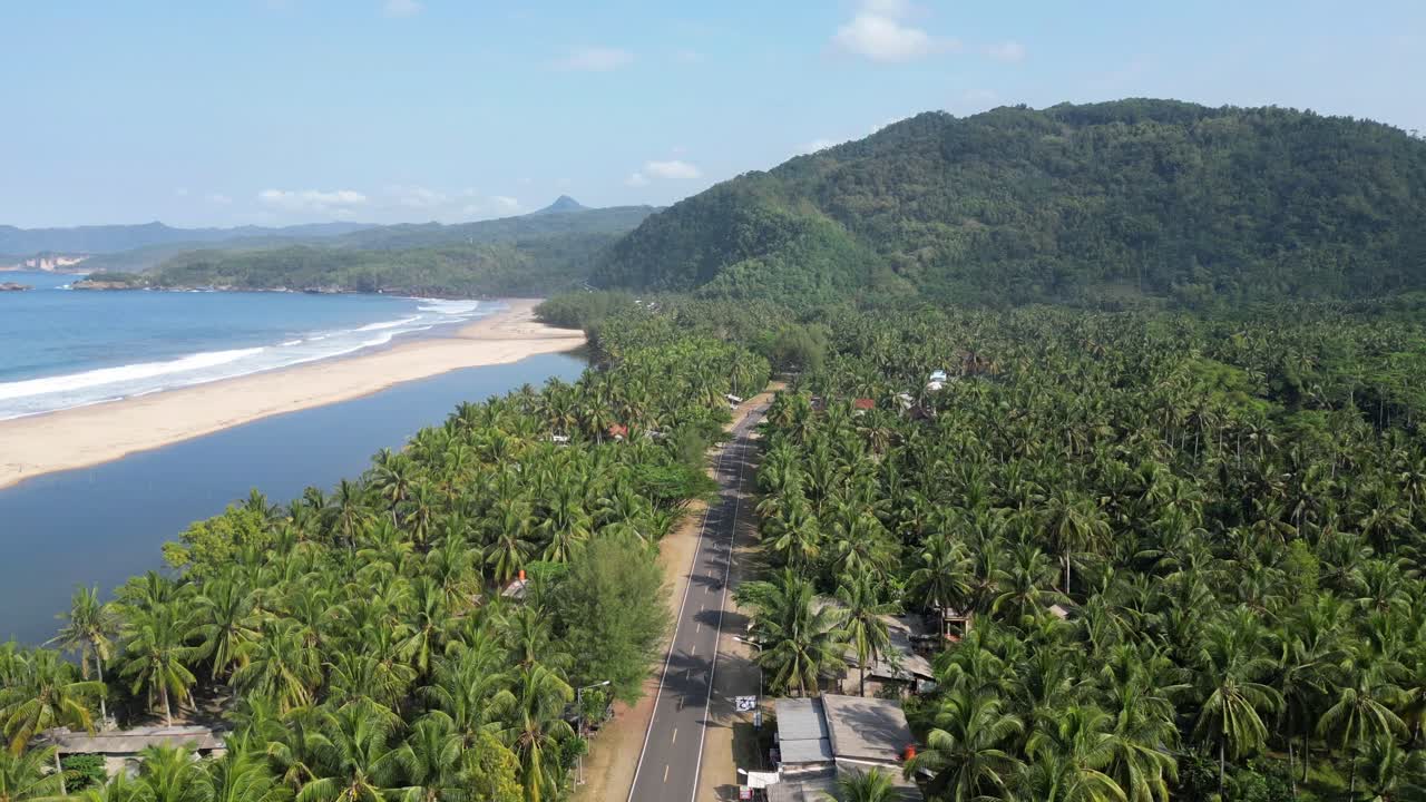 carretera costera de indonesia cerca de la impresionante costa tropical