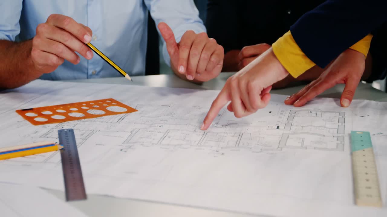 ejecutivos de negocios discutiendo sobre el plan