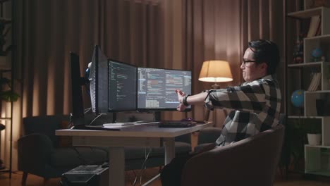programador trabajando tarde en la noche en el código