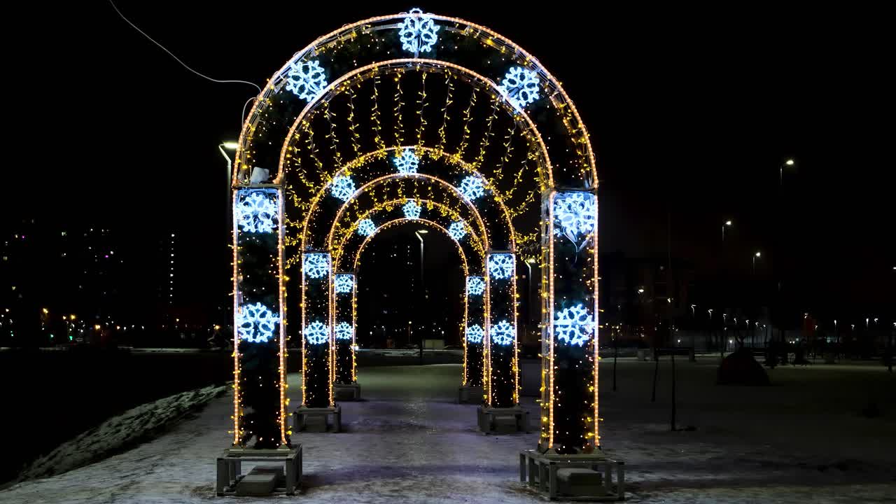 Valaistu kaarikäytävä kaupunkipuistossa yöllä