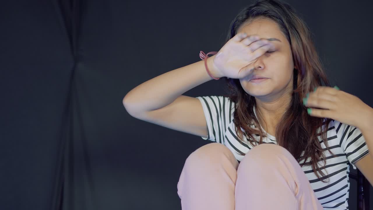 niña deprimida del noreste de la india despertándose con ruidos extraños alrededor, cerrada